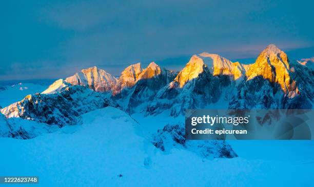 sunrise over alaskan mountains - alaska mountain range stock pictures, royalty-free photos & images