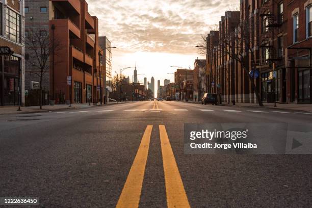 chicago city empty streets under the coronavirus. city under lockdown. - lockdown stock pictures, royalty-free photos & images