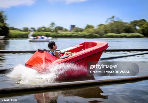 Child enjoy the swimming pool of Plaswijckpark during the warm weather on June 24 in Rotterdam, the Netherlands. / Netherlands OUT