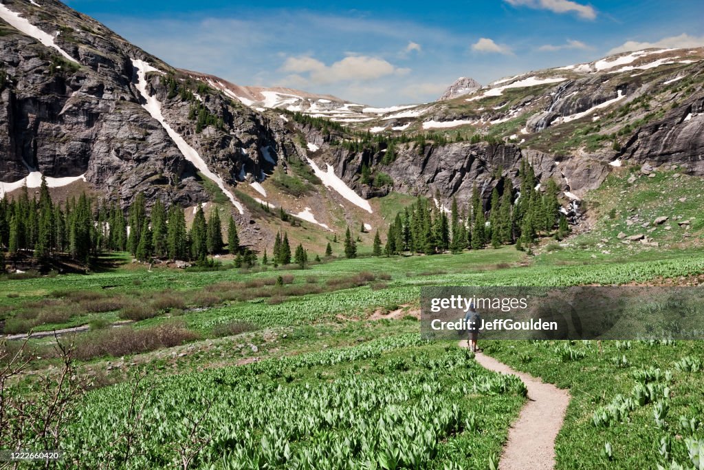 Vrouw die aan het Bassin van de Meren van het Hogere Ijs wandelt