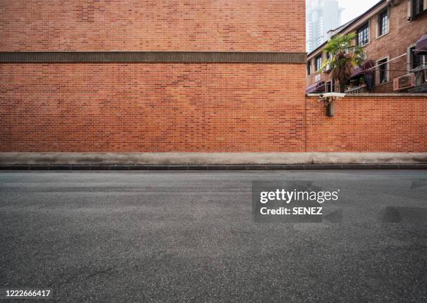 empty parking lot - brick wall building stock pictures, royalty-free photos & images