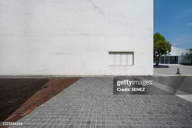 empty square by modern architectures - office facade stock pictures, royalty-free photos & images