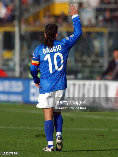 Roberto Baggio of Brescia applauds fans during the Serie A match between Brescia and Parma at the Stadio Mario Rigamonti on November 2, 2003 in...