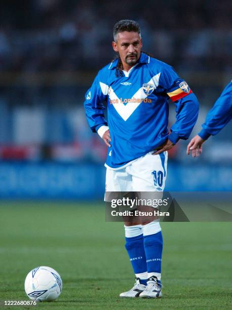 Roberto Baggio of Brescia takes a free kick during the Serie A match between Brescia and Inter Milan at the Stadio Mario Rigamonti on October 18,...