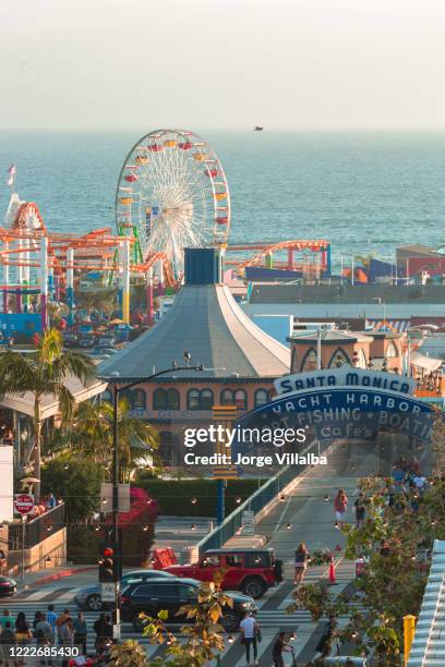 muelle de sant mónica durante la temporada alta - playa de santa mónica fotografías e imágenes de stock