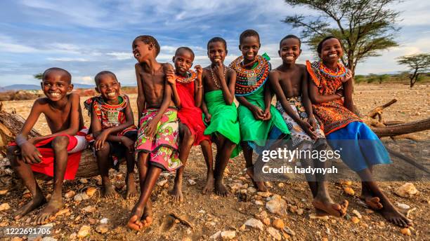 groep gelukkige afrikaanse kinderen van de stam samburu, kenia, afrika - samburu-national-park stockfoto's en -beelden