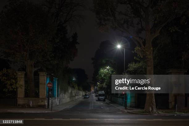 empty street at night. - calle vacía fotografías e imágenes de stock