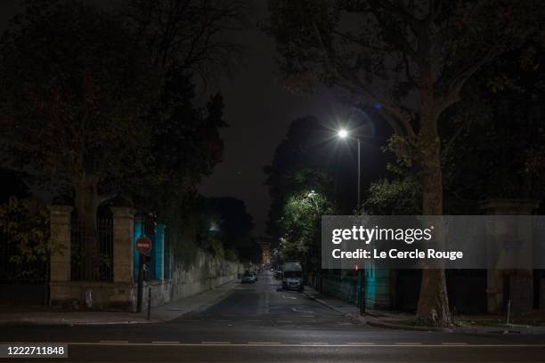 empty street at night. - empty streets 個照片及圖片檔