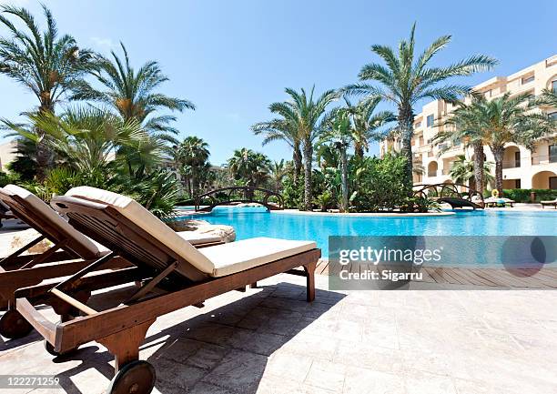 área de la piscina - gozo malta fotografías e imágenes de stock