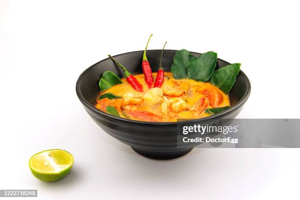 famous hot and spicy thai soup "tom yum kung" on white background - thai food stock pictures, royalty-free photos & images