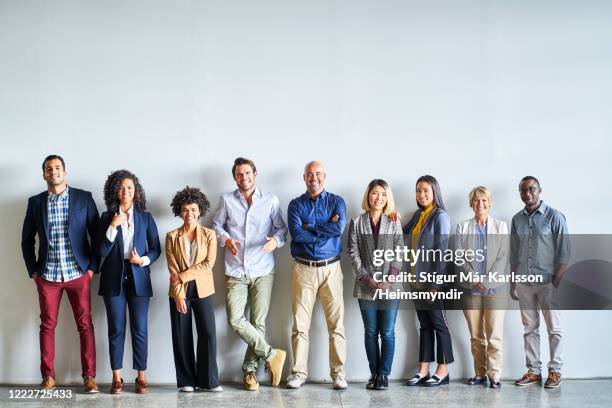 portret van multi-etnische beroeps bij bureau - person standing infront of wall stockfoto's en -beelden