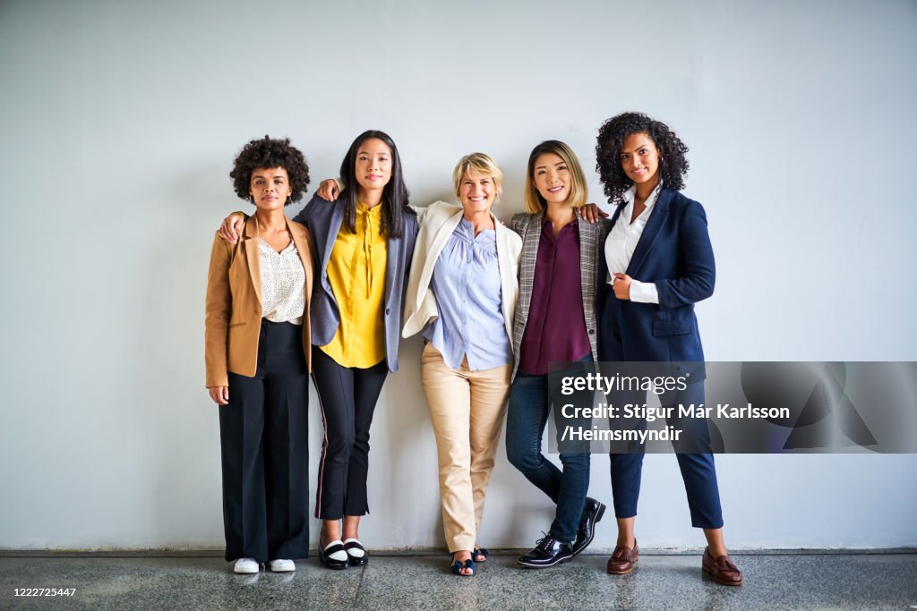 Selbstbewusste multiethnische Geschäftsfrauen im Büro