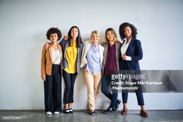 selbstbewusste multiethnische geschäftsfrauen im büro - fünf personen stock-fotos und bilder