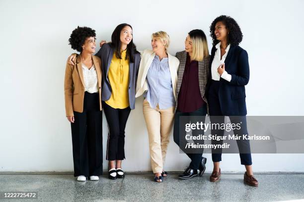 mujeres profesionales felices hablando en la oficina - five people fotografías e imágenes de stock