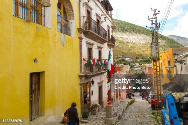 メキシコ中部のサン・ルイス・ポトシ州のレアル・デ・カトースの通り - san luis potosi ストックフォトと画像