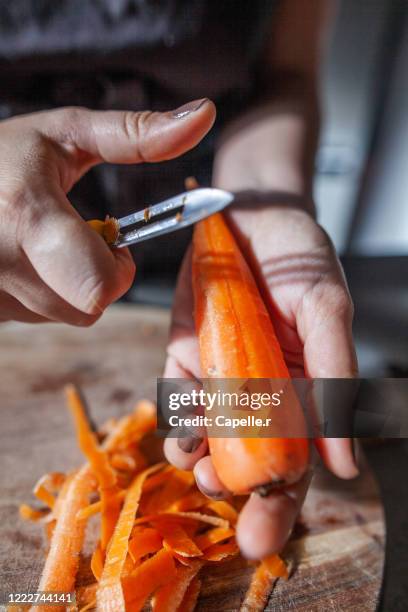 cuisine - épluchage et découpe de carrotes - geschält stock-fotos und bilder