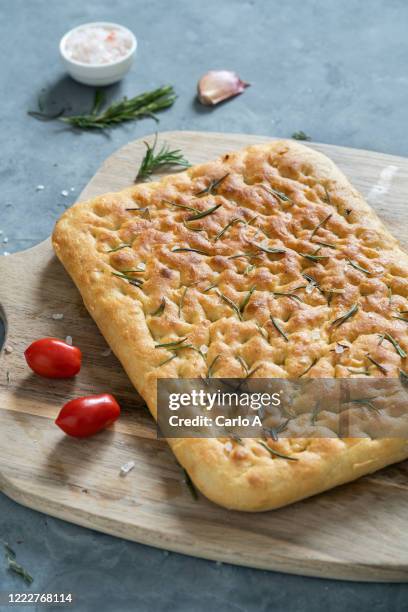 focaccia pizza with rosemary - fougasse photos et images de collection