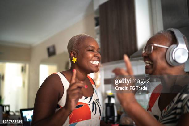 moeder en dochter die thuis dansen - mother daughter kitchen stockfoto's en -beelden