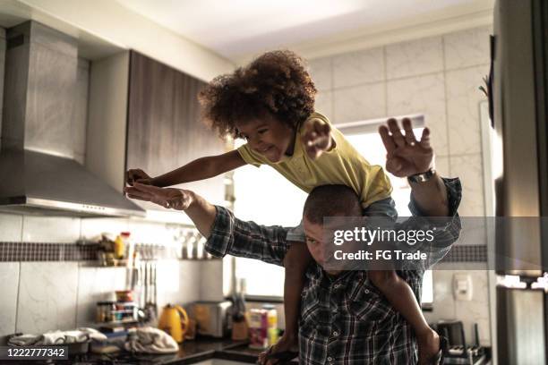 pai levantando animado filho feliz em casa - heróis - fotografias e filmes do acervo