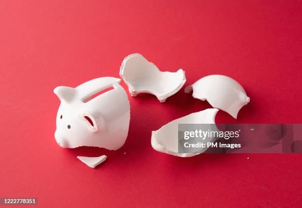 piggy bank in pieces - crisis imagens e fotografias de stock