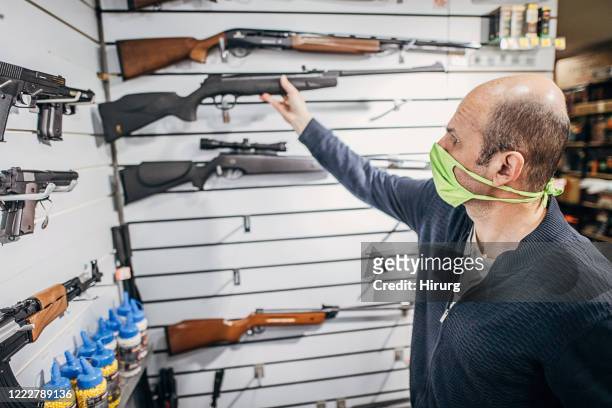 成熟的人準備打開他的槍店 - gun shop 個照片及圖片檔