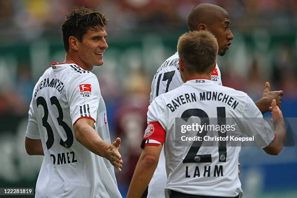 Mario Gomez of Bayern celebrates the second goal with Philipp Lahm during the Bundesliga match between 1. FC Kaiserslautern and FC Bayern Muenchen at...