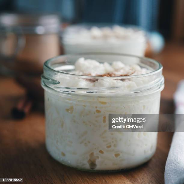 reis pudding reis mit milch - reispudding stock-fotos und bilder