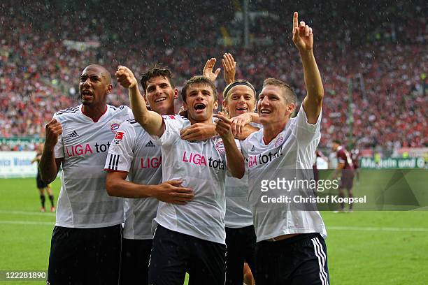 Mario Gomez of Bayern celebrates the third goal with Jérome Boateng , Thomas Mueller, Anatoliy Tymoshchuk and Bastian Schweinsteiger of Bayern during...