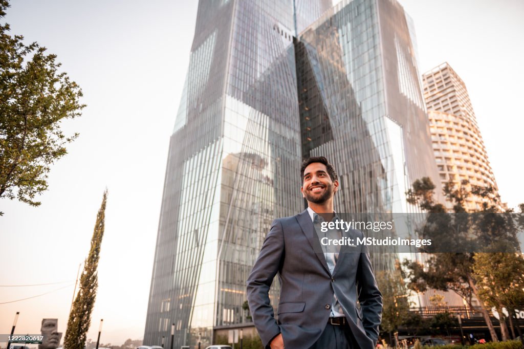 Verticale d’un bel homme d’affaires