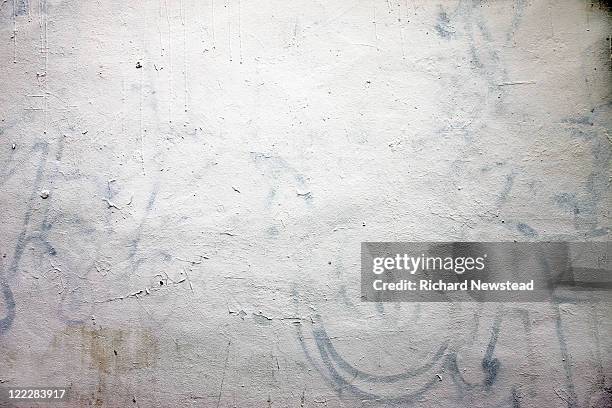 white washed wall - graffiti wand stock-fotos und bilder