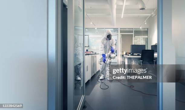pulverización profesional y saneamiento de una oficina corporativa - estilo industrial fotografías e imágenes de stock