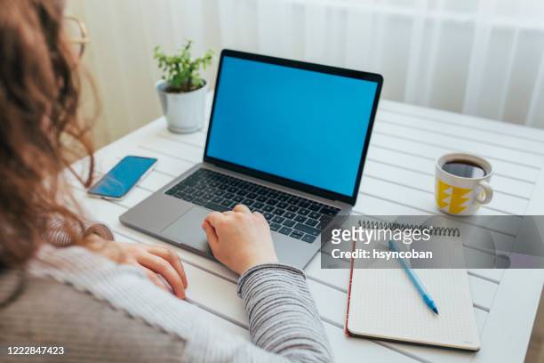 mujer joven usando portátil con pantalla en blanco - blank screen fotografías e imágenes de stock