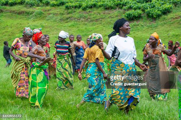 vrouwen van de batwa (twa) pygmee mensen dansen - democratische republiek congo stockfoto's en -beelden