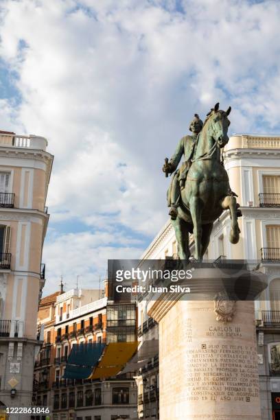 king charles equestrian statue of carlos iii at puerta del sol in madrid, spain - rei carlos ii de espanha imagens e fotografias de stock
