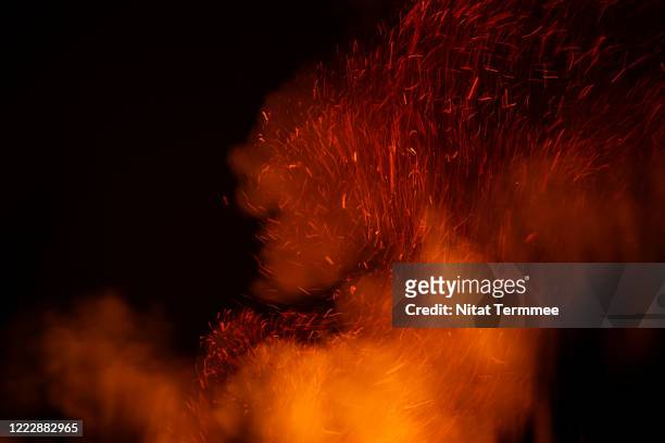 close-up of a bonfire burning outside of countryside. motion blur while shooting at night. - controlled fire stockfoto's en -beelden