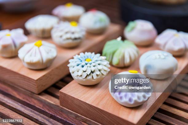 traditional japanese sweets - japanese sweet stock-fotos und bilder
