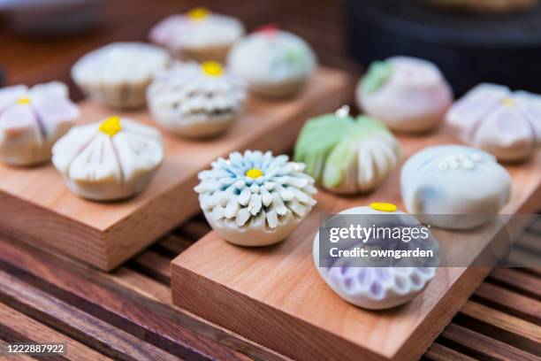 traditional japanese sweets - daifuku mochi stockfoto's en -beelden