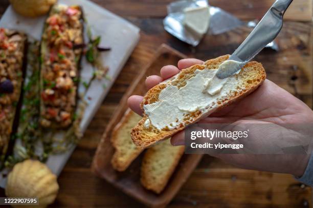 hausgemachtes frühstück: frischkäse-toast und würzig geröstete auberginen - frischkäse stock-fotos und bilder