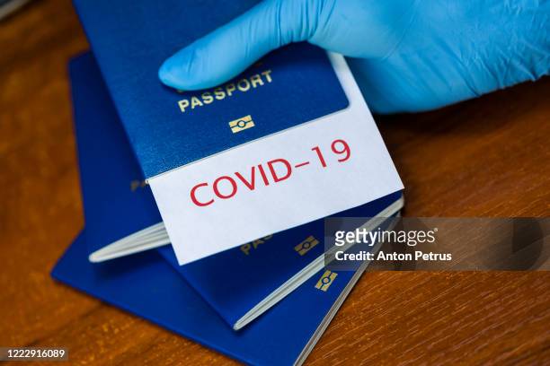 immunity passport or risk-free certificate concept. traveling after the coronavirus pandemic - corona landmarks stockfoto's en -beelden