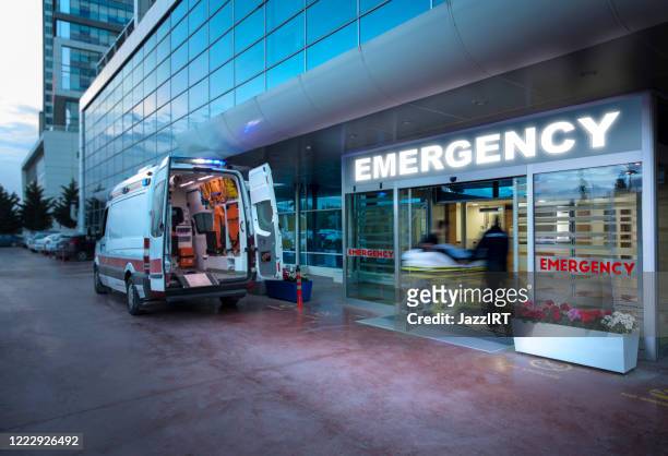 paramedici, die patiënt op brancard van ziekenwagen aan het ziekenhuis nemen 

te hard rijden ambulance,(wazige beweging) - person in emergency hospital stockfoto's en -beelden