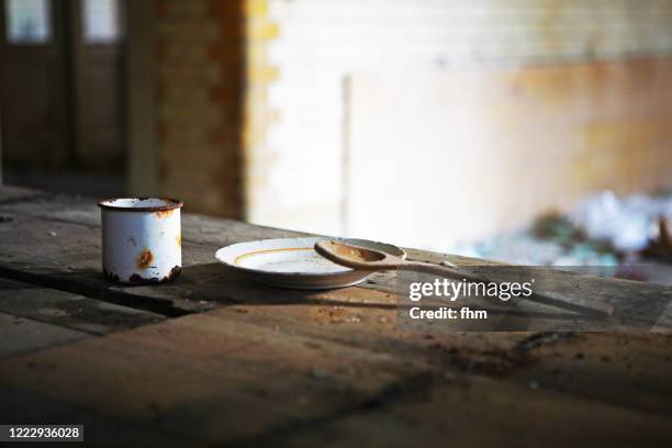 old dinnerware in an abandoned building - rust deutschland stock-fotos und bilder