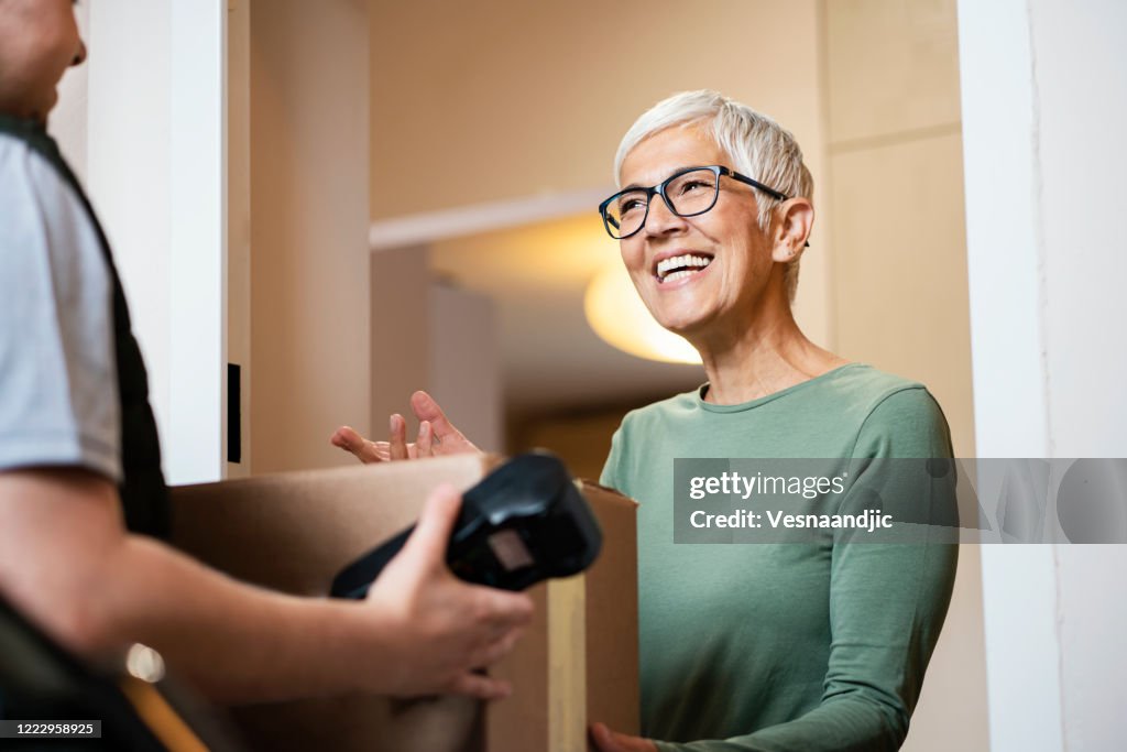 Seniorin erhielt Paket vom Kurier