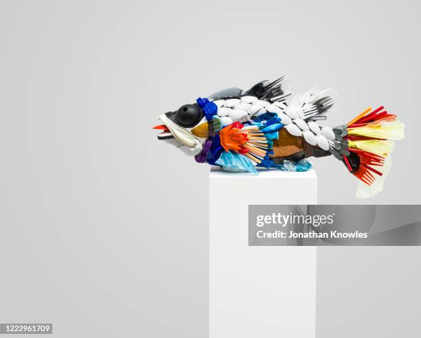 recycled plastic fish - scultura fotografías e imágenes de stock