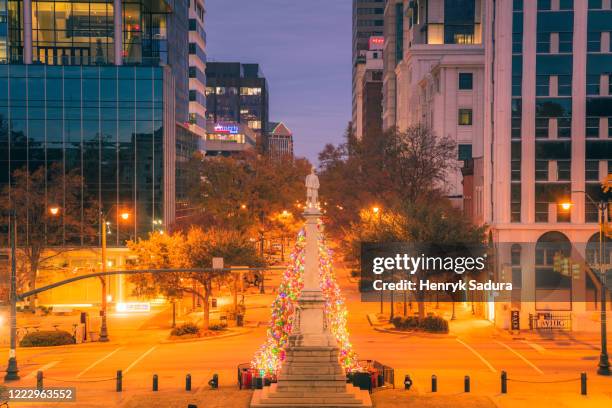 usa, south carolina, columbia, illuminated monument at night - columbia south carolina fotografías e imágenes de stock