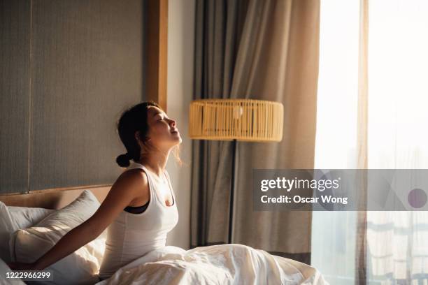 young woman waking up to a brand new day - réveil matin photos et images de collection