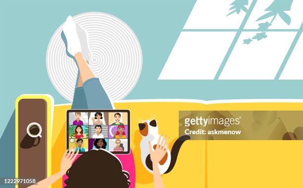 illustrazioni stock, clip art, cartoni animati e icone di tendenza di videoconferenza a casa - video chiamata