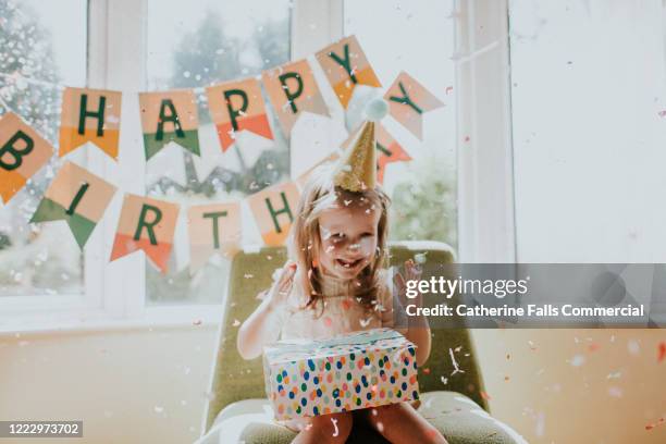 confetti birthday girl - geburtstagsgeschenk stock-fotos und bilder