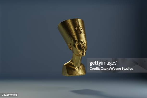 golden bust of nefertiti - queen cleopatra vii of egypt stockfoto's en -beelden
