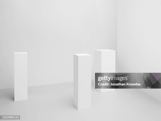 white museum plinths - kunstmuseum stock-fotos und bilder