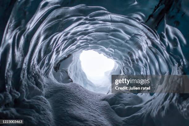 ice caves of iceland - hollow stockfoto's en -beelden